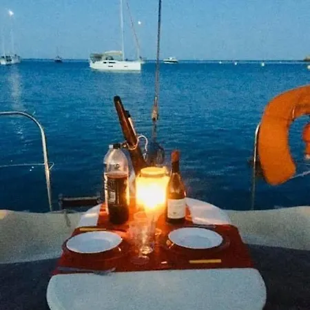 Bateau-hôtel Logement insolite dans le Golfe de Saint Tropez